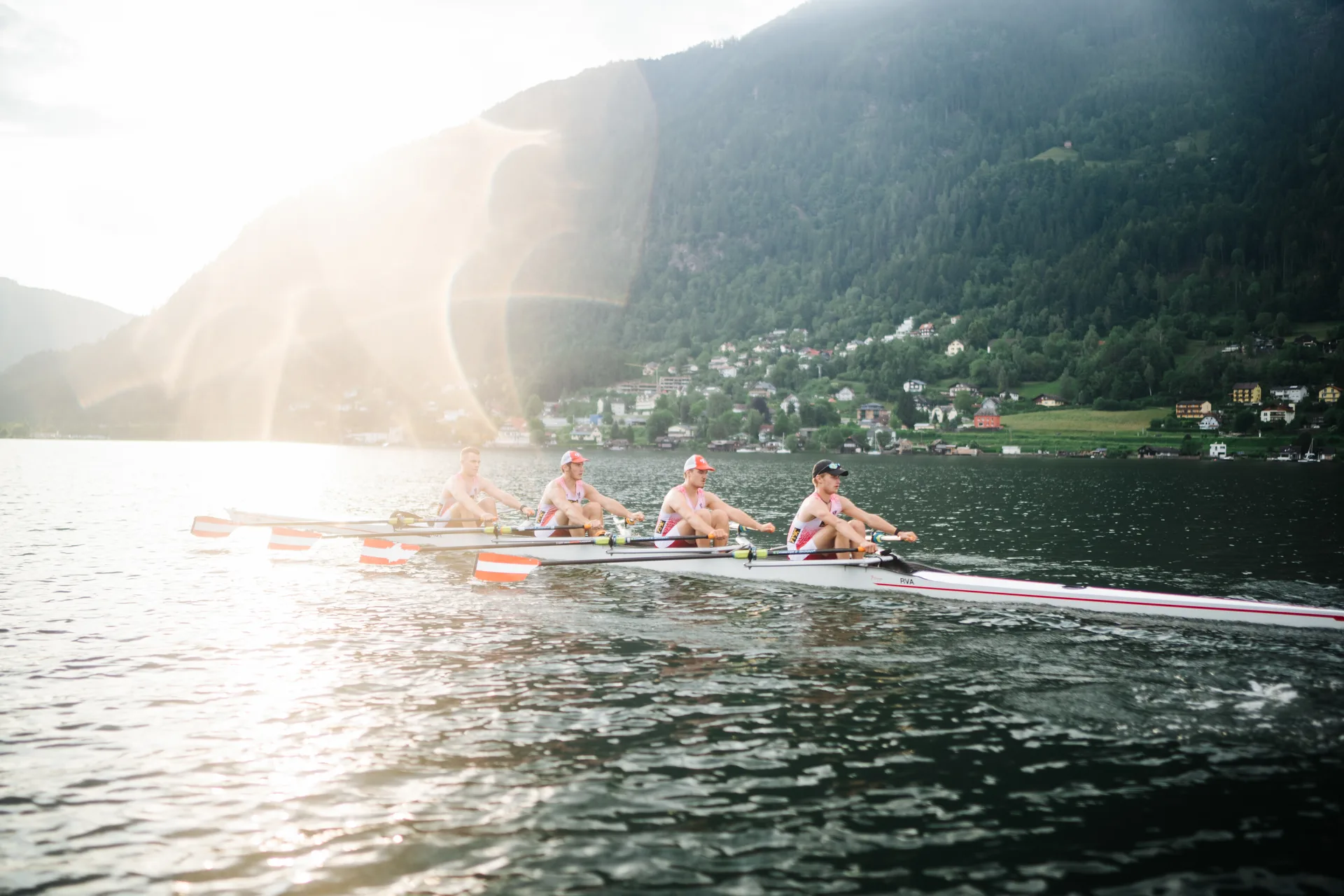 Ruderboot am Ossiacher See und World Rowing Hotel by ROBINSON