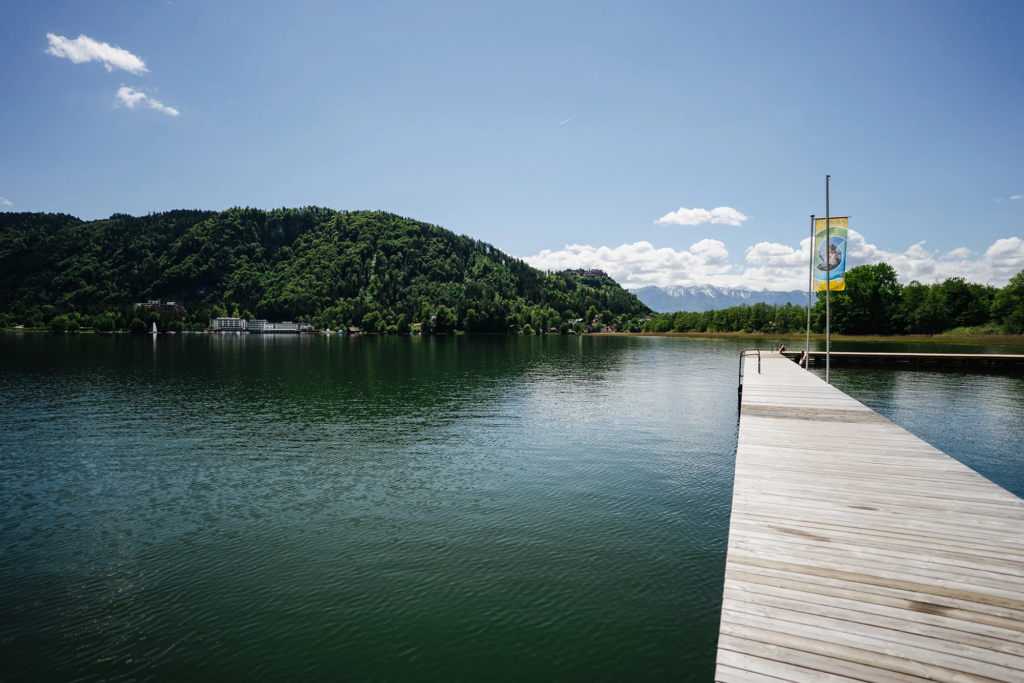 Steg und ruhiger See am Camping Beach Ossiachersee