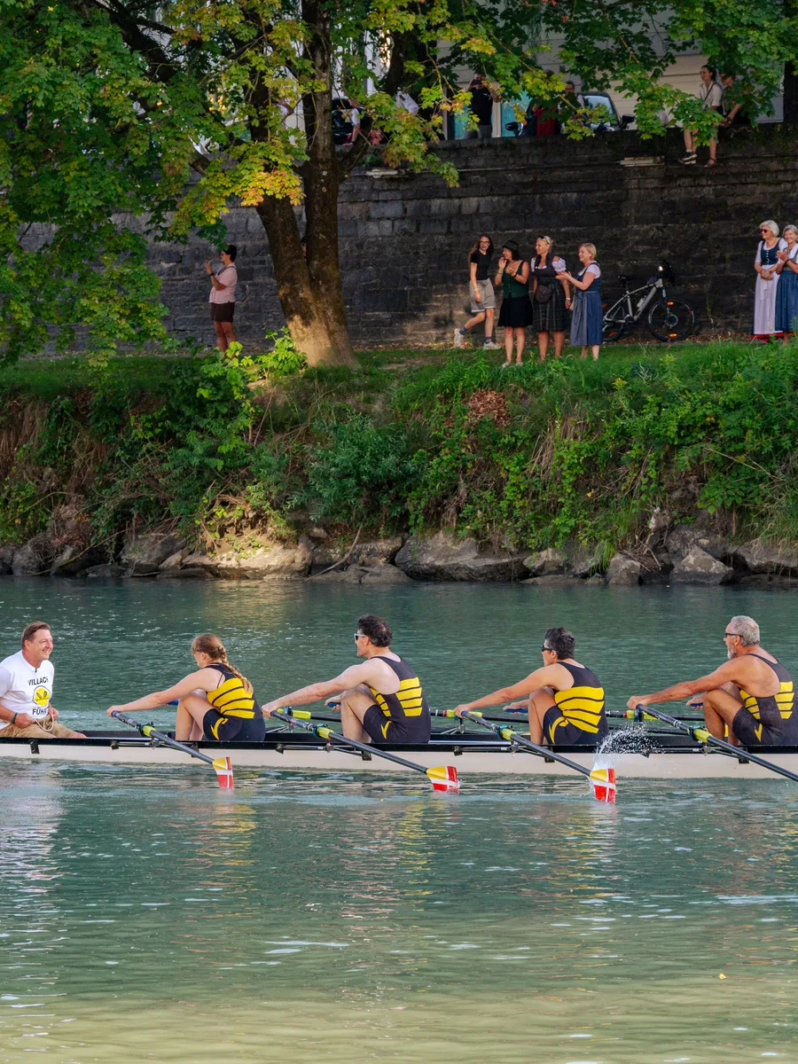 Ruderinnen und Ruderer auf dem Wasser in Villach