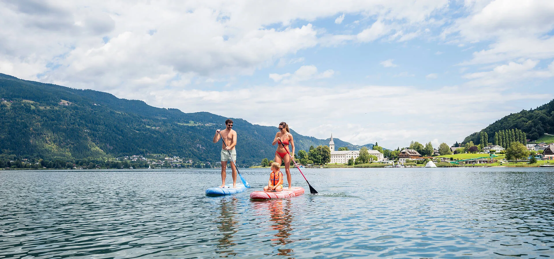 Wassersport am Ossiacher See vor der Kärntner Bergkulisse
